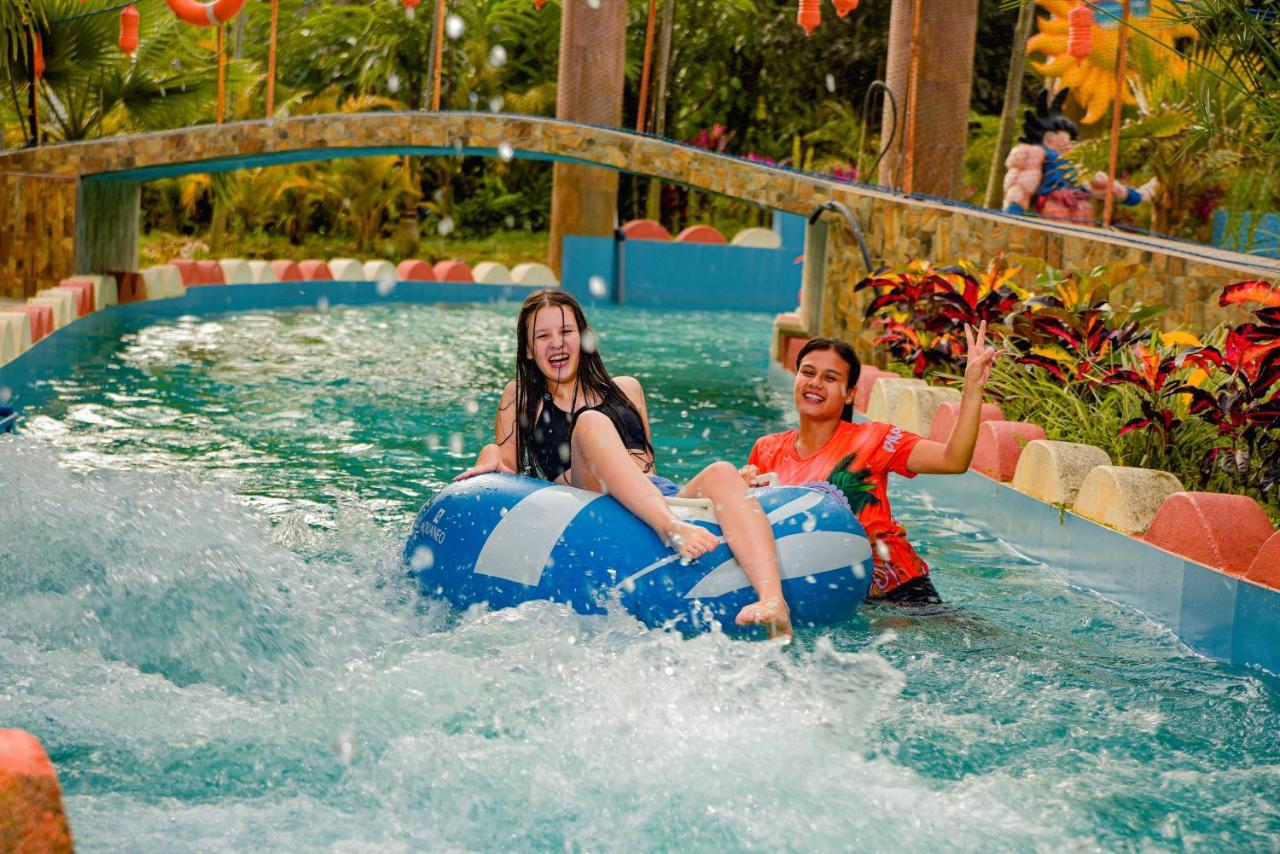 Отель Hosteria D'Carlos Aqua Park Санто-Доминго-де-лос-Колорадос Экстерьер фото